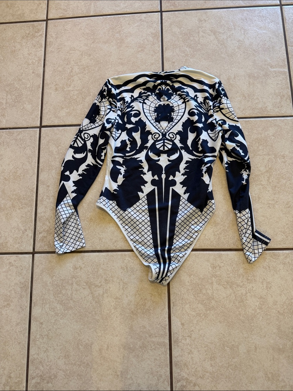 SHEIN black and white Long-Sleeve Abstract Fleur Bodysuit - Picture 6 of 6
